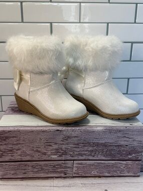 GYMBOREE Boots White Metallic Faux Fur Trim Toddler size 10 Bow On Back